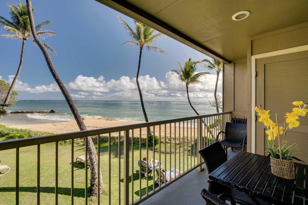 Waipouli Beachfront Condo with Balcony and Ocean Views